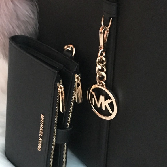 🌷MICHAEL KORS Large Black Saffiano Tote Set🌷 - Picture 4 of 7